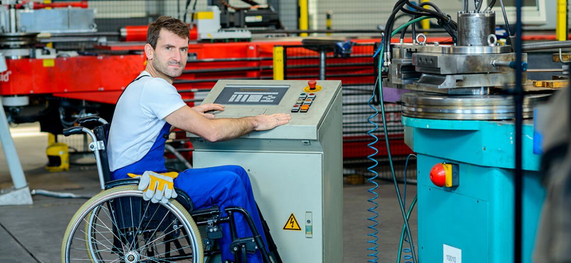 Mann im Rollstuhl in Halle