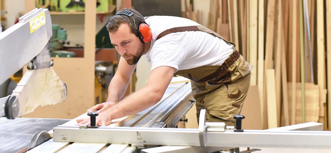 Arbeitender Mann in einer Schreinerei