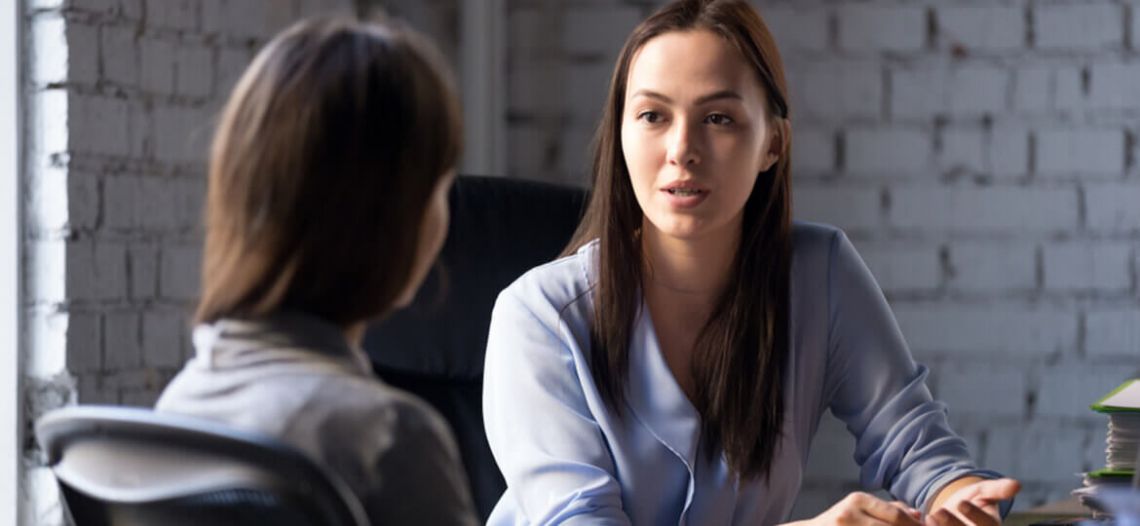 Zwei Frauen unterhalten sich am Tisch